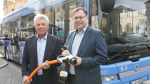 MVG-Chef Ingo Wortmann und OB Dieter Reiter sind zuversichtlich, was den Einsatz weiterer E-Busse angeht.