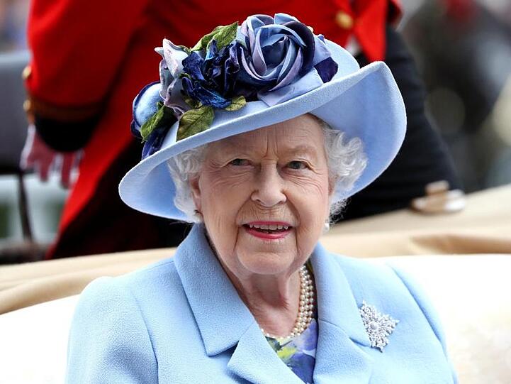 Die britische Königin Elizabeth II. bei ihrer Ankunft mit einer Kutsche beim Pferderennen Royal Ascot.