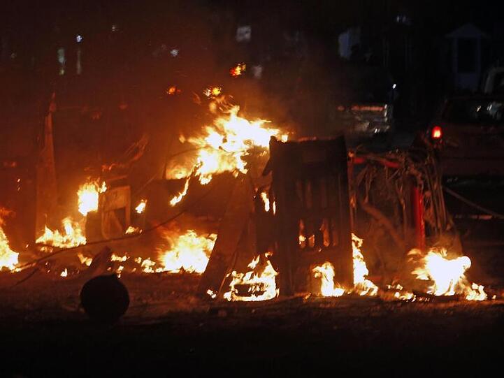 Autos brennen nach einer schweren Explosion in der somalischen Hauptstadt.