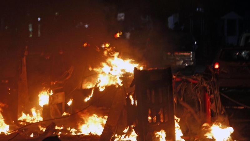 Autos brennen nach einer schweren Explosion in der somalischen Hauptstadt. Autos brennen nach einer schweren Explosion in der somalischen Hauptstadt.