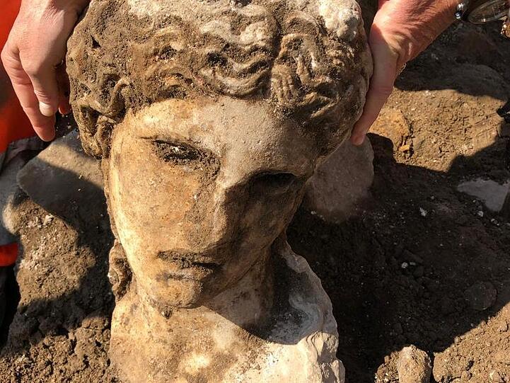 Unweit des Kolosseums haben Archäologen den Kopf einer Statue aus weißem Marmor ausgegraben.