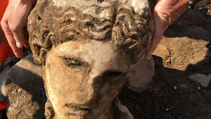 Unweit des Kolosseums haben Archäologen den Kopf einer Statue aus weißem Marmor ausgegraben. Unweit des Kolosseums haben Archäologen den Kopf einer Statue aus weißem Marmor ausgegraben.