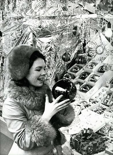 1970: Die irische SängerinDana kauft ein.