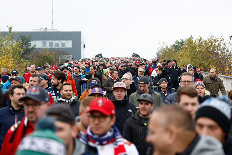 Schon Stunden vor Spielbeginn versammelten sich tausende NFL-Fans auf der Esplanade und stimmten sich gemeinsam auf das Mega-Spektakel ein.