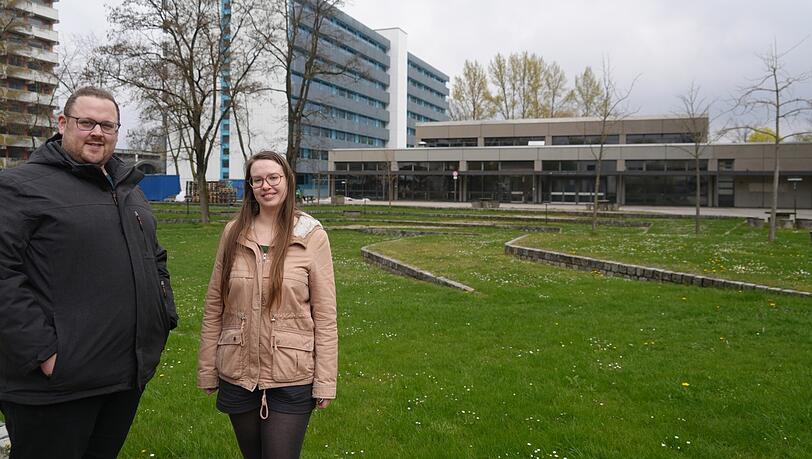 Sie kennen sich beide bestens in der Studentenstadt aus: Der ehemalige Bewohner Matthias Merklin und Jennifer Kannler. Sie wird bald in das "Blaue Haus" einziehen, vor dem sie steht. Die umliegenden Häuser sind wegen Brandschutzproblemen im Moment nicht nutzbar.