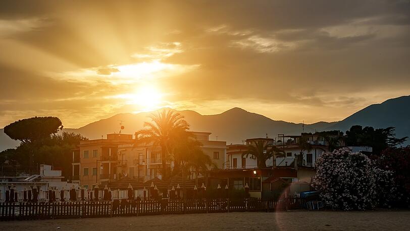 Sonnenuntergang am Strand von Scauri, dem Schauplatz des Romans von Chiara Valerio.