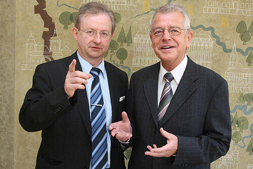 Hoffen auf die Zukunft: Elmar Forster (links) und Präsident Heinrich Mosler von der Handwerkskammer für Mittelfranken.
