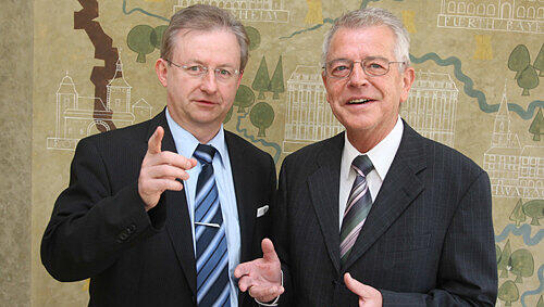 Hoffen auf die Zukunft: Elmar Forster (links) und Präsident Heinrich Mosler von der Handwerkskammer für Mittelfranken. Hoffen auf die Zukunft: Elmar Forster (links) und Präsident Heinrich Mosler von der Handwerkskammer für Mittelfranken.