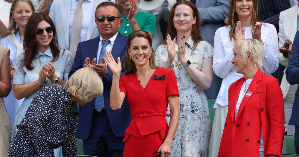 Zur-ck-in-Wimbledon-Prinzessin-Kate-strahlt-in-Rot