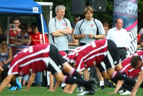 Die  Club-Profis buckeln, das Trainer-Gespann Michael Oenning und Armin Reutershahn (l.) hat gute Laune. Es geht  voran.