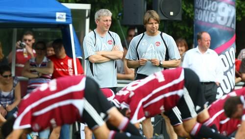 Die Club-Profis buckeln, das Trainer-Gespann Michael Oenning und Armin Reutershahn (l.) hat gute Laune. Es geht voran. Die Club-Profis buckeln, das Trainer-Gespann Michael Oenning und Armin Reutershahn (l.) hat gute Laune. Es geht voran.