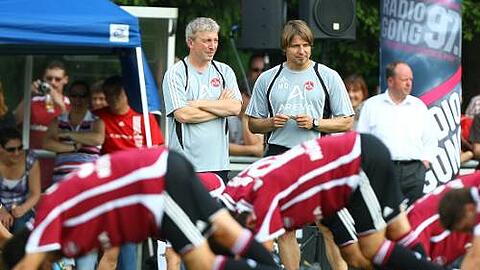 Die  Club-Profis buckeln, das Trainer-Gespann Michael Oenning und Armin Reutershahn (l.) hat gute Laune. Es geht  voran.