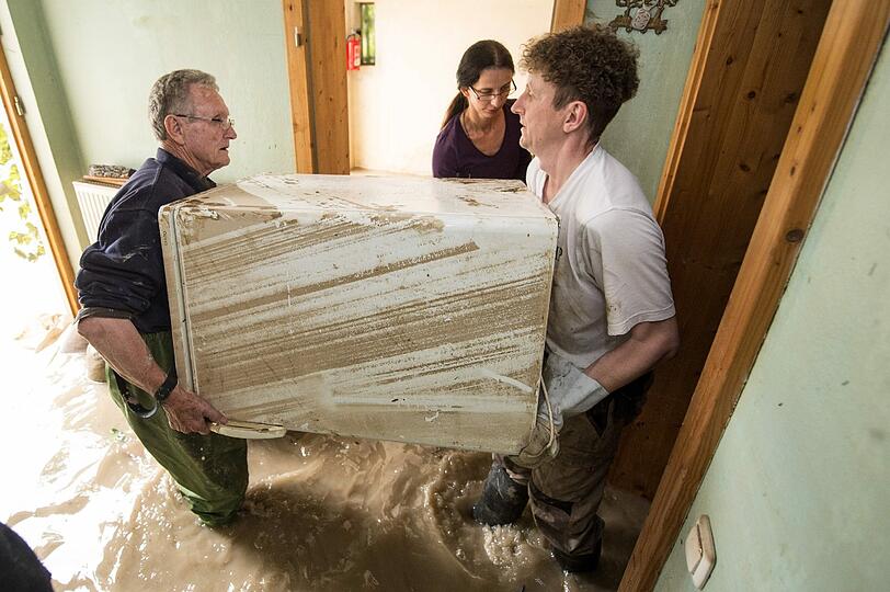 Berge von Sperrmüll liegen nach dem Hochwasser in Fischerdorf auf den Straßen