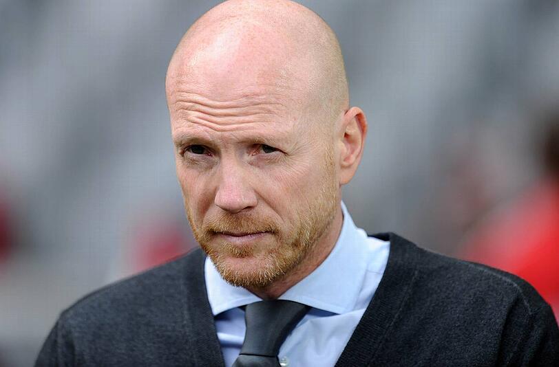 Bayerns Sportdirektor Matthias Sammer ermahnt seine Mannschaft vor dem Spiel beim Club.
