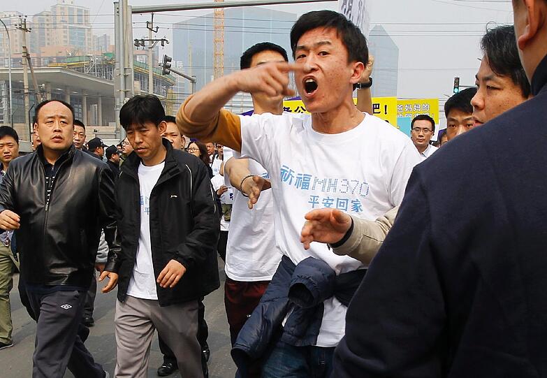 Tumultartige Szenen vor der malaysischen Botschaft in Peking. Die Angehörigen der Opfer von Flug MH370 demonstrieren für eine schnell Aufklärung der Unglücksumstände.