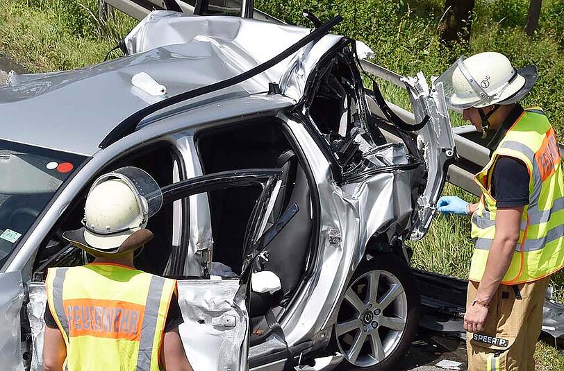 Bilder vom tödlichen Verkehrsunfall auf der A99 bei Unterföhring. Ein Lkw ist in ein Stauende gefahren, der Volvo wurde durch den Aufprall vollkommen zerstört. Eine Frau starb noch an der Unfallstelle.
