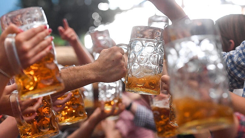 In Wiesn-Zelten kommt es immer wieder zu Verletzungen durch Maßkrugwürfe. (Symbolbild)