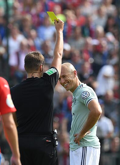 Der FC Bayern müht sich zu einem 1:0 Sieg gegen den Provinzclub SV Drochtersen.