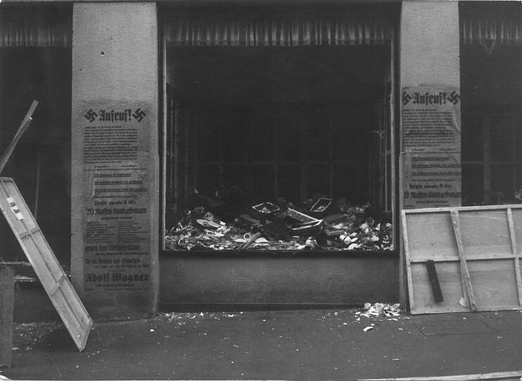 Das Kaufhaus Uhlfelder im Rosental 12-16: Die Fensterscheiben wurden eingeschlagen, die Inneneinrichtung komplett zerstört.
