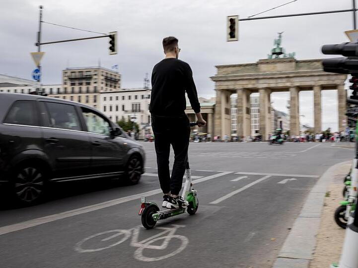Immer mehr E-Scooter flitzen durch die Städte - Freude löst das nicht überall aus.