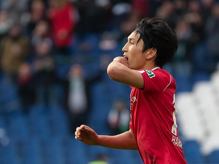 Genki Haraguchi jubelt nach seinem Tor zum 3:2-Endstand für Hannover 96 gegen Aue.