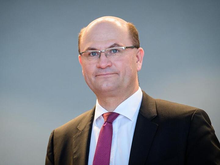 Albert Füracker, Finanzminister von Bayern, blickt vor Beginn einer Kabinettssitzung in den Raum. Foto: Matthias Balk/dpa