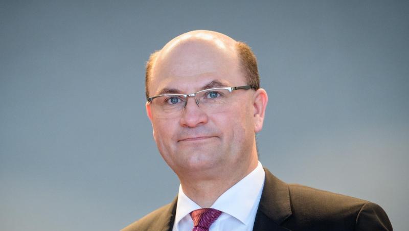 Albert Füracker, Finanzminister von Bayern, blickt vor Beginn einer Kabinettssitzung in den Raum. Foto: Matthias Balk/dpa Albert Füracker, Finanzminister von Bayern, blickt vor Beginn einer Kabinettssitzung in den Raum. Foto: Matthias Balk/dpa