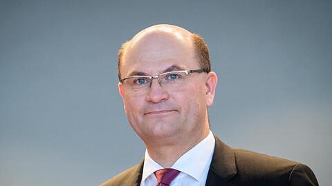 Albert Füracker, Finanzminister von Bayern, blickt vor Beginn einer Kabinettssitzung in den Raum. Foto: Matthias Balk/dpa
