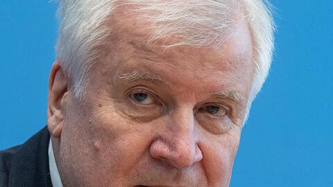 Horst Seehofer spricht bei der Vorstellung eines Berichts in Berlin.