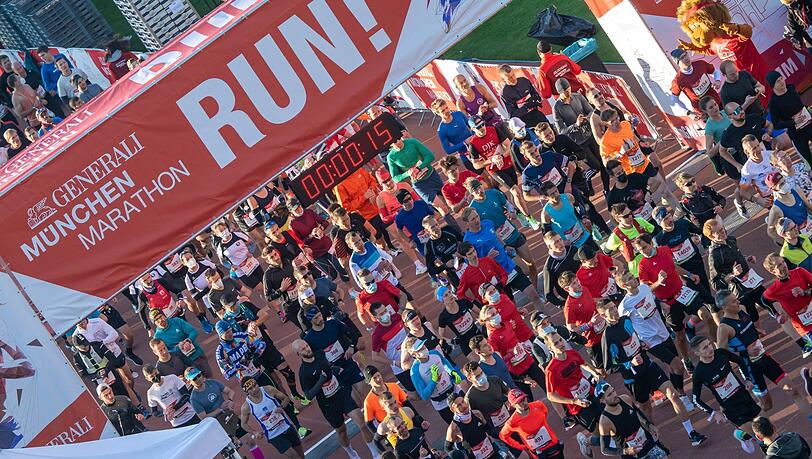 Teilnehmer des München Marathon 2021 starten im Olympiastadion zum Lauf.