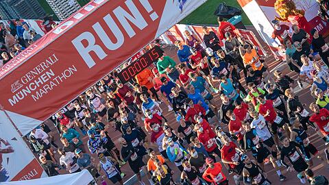 Teilnehmer des München Marathon 2021 starten im Olympiastadion zum Lauf.