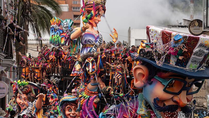 Farbenfrohe Wagen zogen durch die Stadt Pasto im S&uuml;dwesten von Kolumbien.