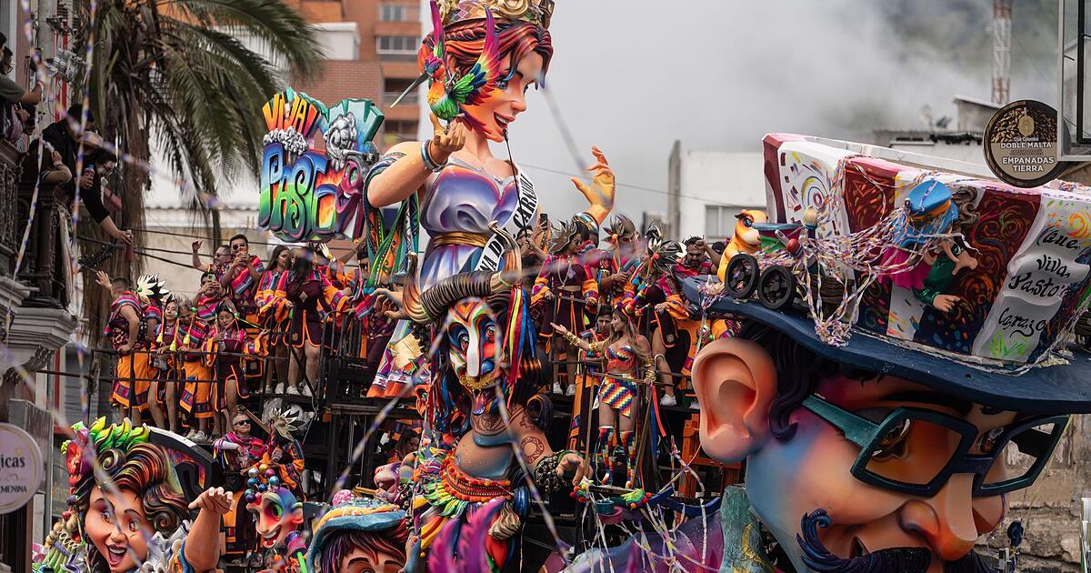 Tausende-Menschen-feiern-farbenfrohen-Karneval-in-Kolumbien