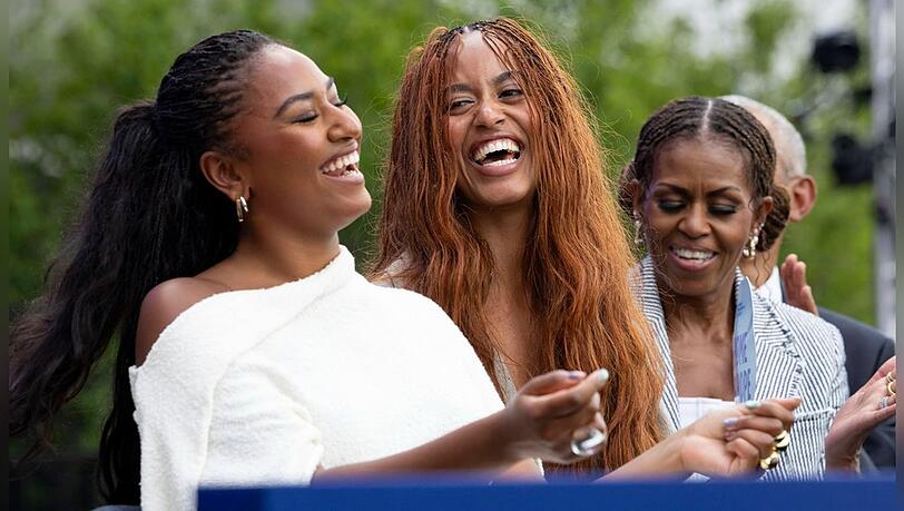 Sasha (links) und Malia Obama bei der Eröffnung des Obama Presidential Center. Sasha (links) und Malia Obama bei der Eröffnung des Obama Presidential Center.