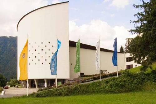 Das Passionstheater von Erl in Tirol gegenüber dem bayerischen Oberaudorf.