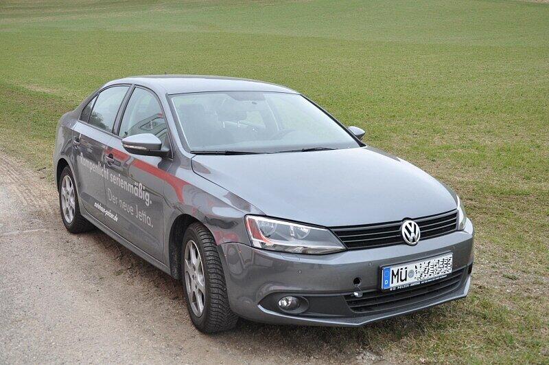 Die Bilder vom tragischen Unfall im Landkreis Mühldorf. Das 7-jährige Mädchen wurde von dem VW angefahren. Ein Rettungshubschrauber brachte die Schülerin ins Krankenhaus.