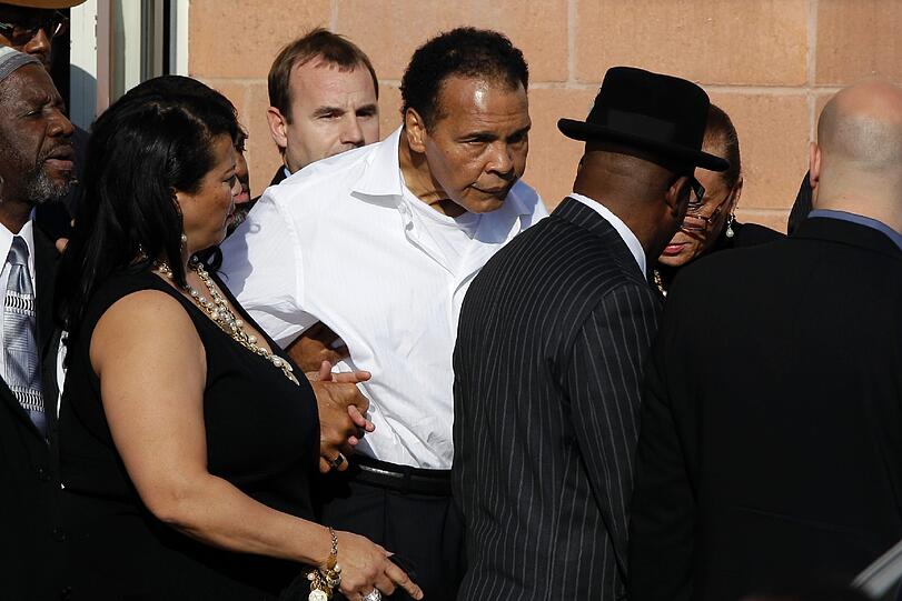 Muhammad Ali (M.) bei Joe Fraziers Beerdigung.