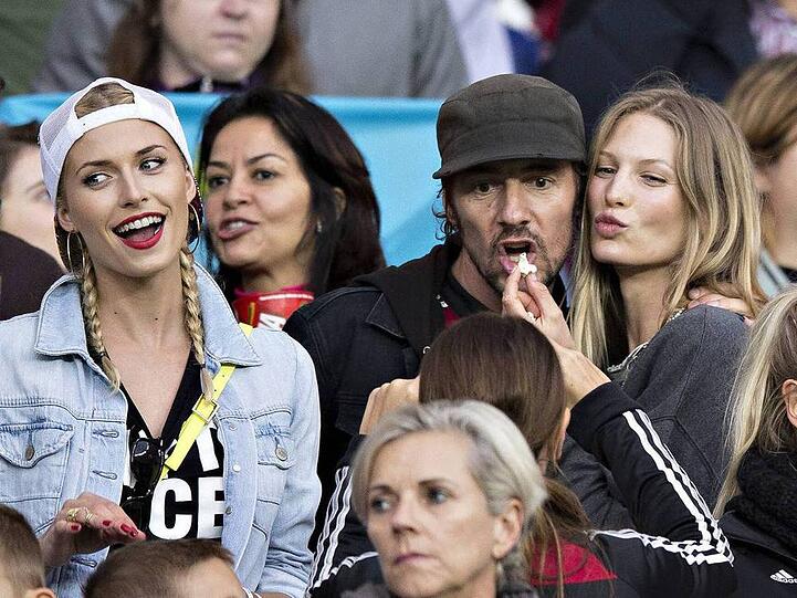 Sarah Brandner, Tomas Hayo und Lena Gercke amüsieren sich beim WM-Spiel Deutschland gegen Algerien