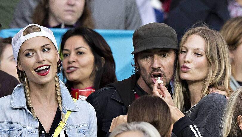 Sarah Brandner, Tomas Hayo und Lena Gercke amüsieren sich beim WM-Spiel Deutschland gegen Algerien Sarah Brandner, Tomas Hayo und Lena Gercke amüsieren sich beim WM-Spiel Deutschland gegen Algerien