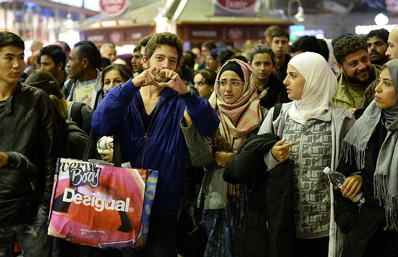 Am Samstag sind bis 10:30 Uhr 3600 Flüchtlinge am Hauptbahnhof angekommen. Die Bilder!
