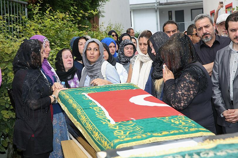 In der Trauer vereint: Die türkisch-islamische Gemeinde hat der Opfer des OEZ-Amokläufers gedacht - die Bilder.