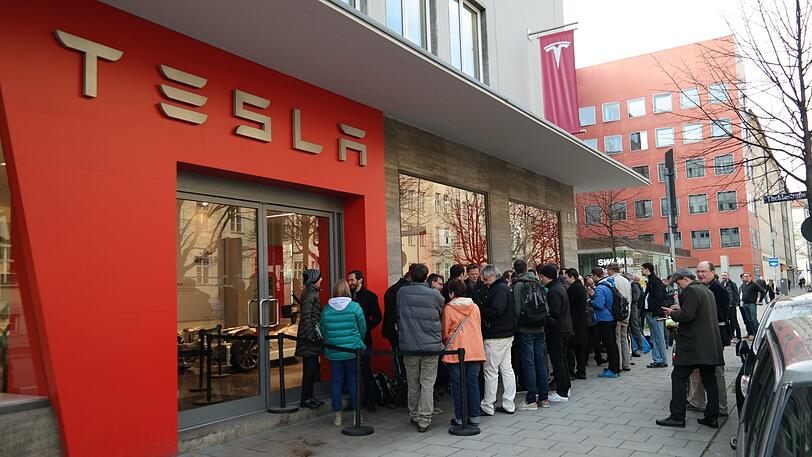 Noch vor der ersten Präsentation des Model 3 bildeten sich wie hier in München Vorbesteller-Schlangen an den Tesla-Shops.