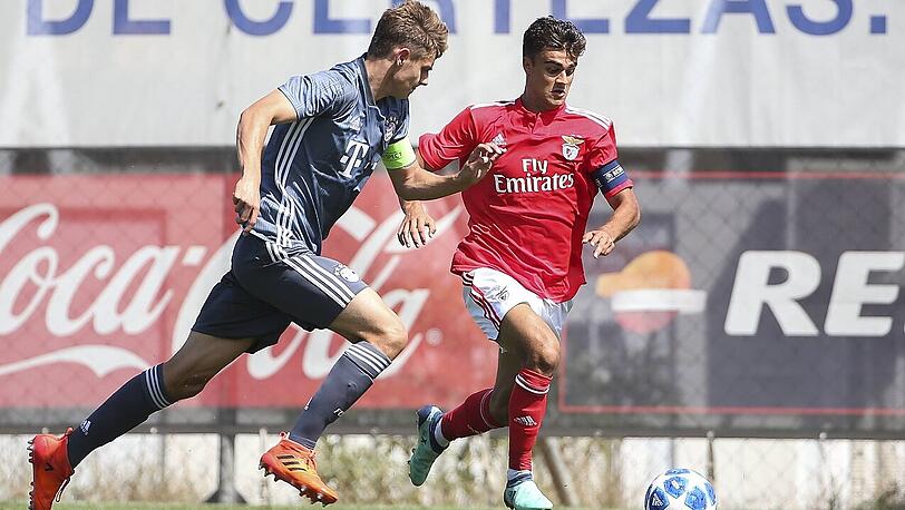 Kapitäne unter sich: Josip Stanisic vom FC Bayern (links) im Duell mit Joao Pedro Neves Filipe - kurz Jota - von Benfica Lissabon. Szene aus einer Partie der Uefa Youth League, die Benfica mit 3:0 für sich entschied.