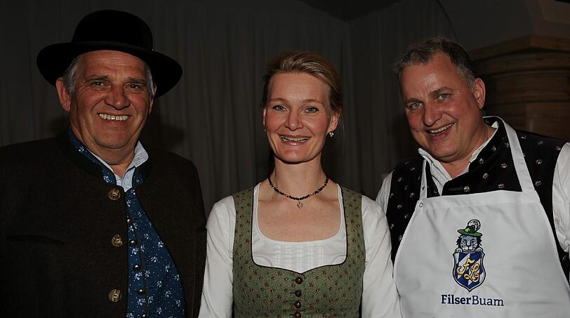 Von links: Karl-Heinz Knoll (Festring), Sängerin Gigi Pfundmair und Ober-Filser und Wirt Christian Schottenhamel.
