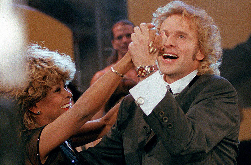 Superstars, wie man sie nur ganz selten sieht. Hier tanzt Tina Turner nach einer gewonnenen Wette mit Showmaster Thomas Gottschalk.