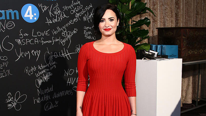 Nun schmückt eine Rose Demi Lovatos Unterarm Nun schmückt eine Rose Demi Lovatos Unterarm