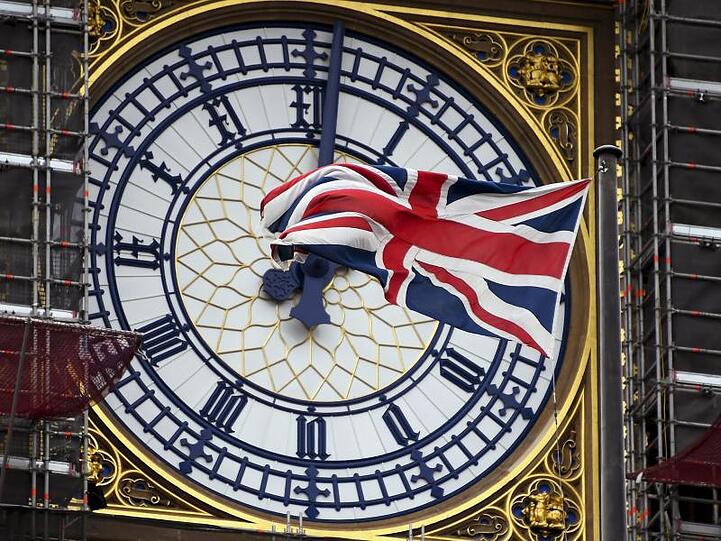 Er wird den Brexit nun doch nicht einläuten: Der Big Ben in London mit einem Union Jack am Zifferblatt.