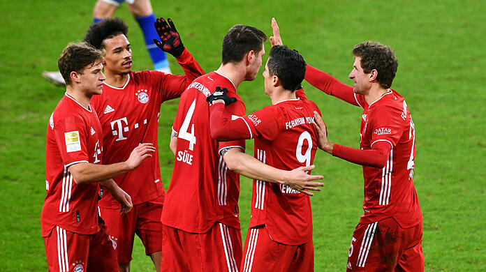 Nach einem 4:0-Erfolg auf Schalke bauen die Bayern ihre Tabellenführung auf sieben Punkte aus.