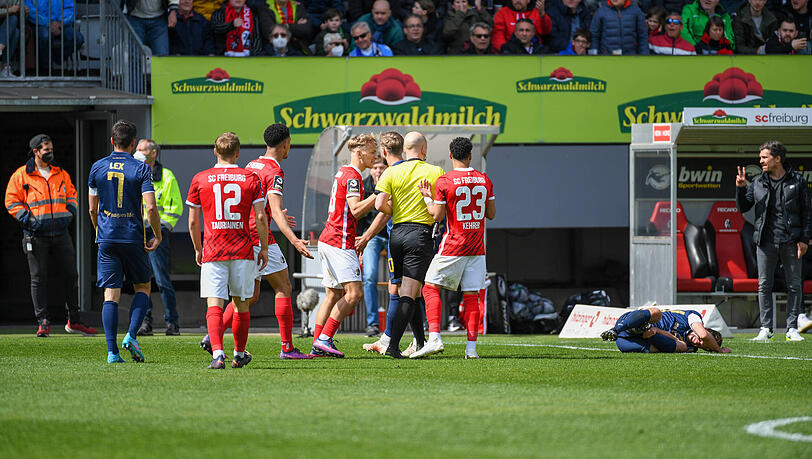 Nach einem Foul an Neudecker (r.) flog Freiburgs Risch vom Platz. Nach einem Foul an Neudecker (r.) flog Freiburgs Risch vom Platz.