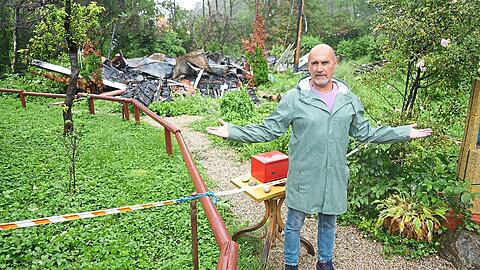 Hinter Sergej Kaiser liegt alles, was nach dem Brand übriggeblieben ist. Weggeräumt hat den Schutt bisher niemand.